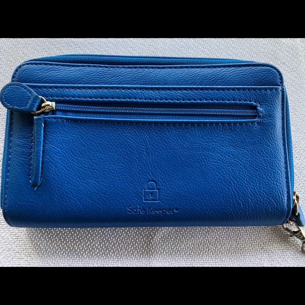 Pre-loved Safekeeper wristlet wallet ✨